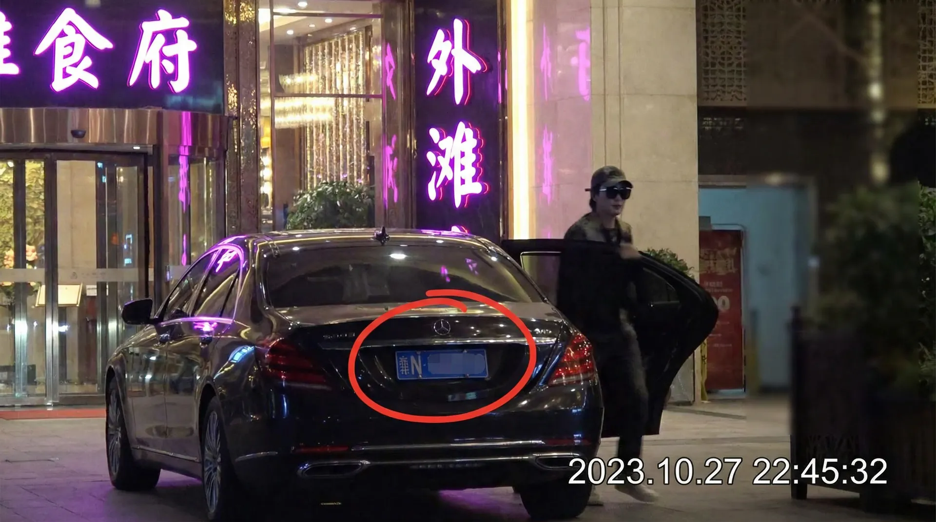 狠狠撸官网-免费在线|高清资源|狠狠撸平台 - 豪车餐厅外被拍